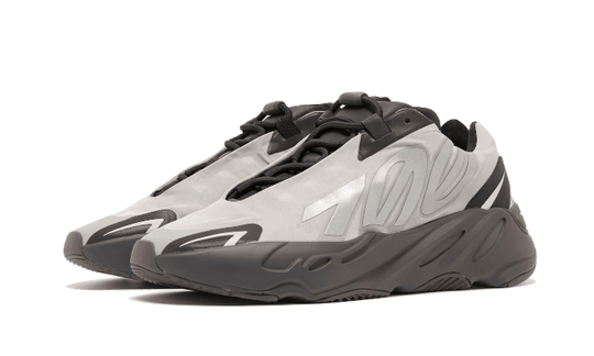 yeezy-700-mnvn-metallic-sneakee-store