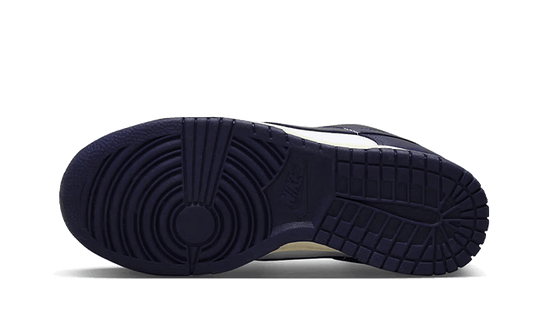 dunk-low-vintage-navy-sneakee-store