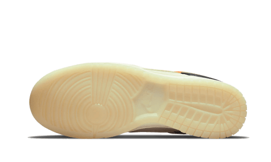 dunk-low-prm-halloween-2021-runstock