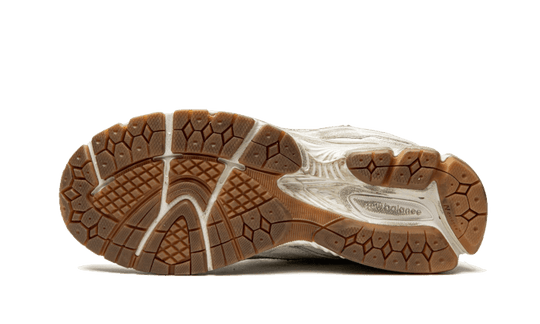 2002r-protection-pack-distressed-sneakee-store