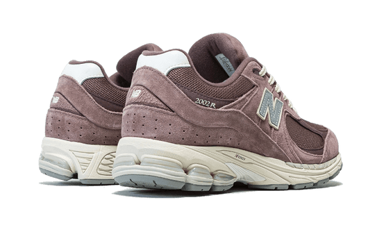 2002r-suede-pack-black-fig-sneakee-store