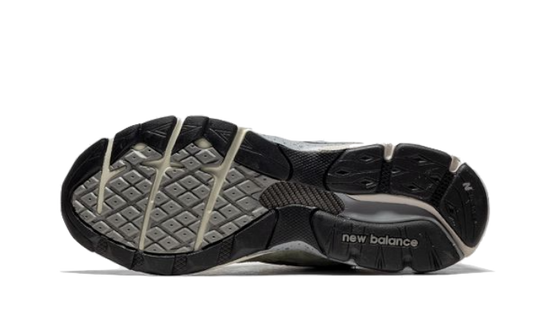 990-v3-patta-keep-your-family-close-sneakee-store