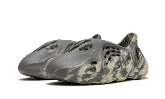 yeezy-foam-rnnr-mxt-moon-gray-sneakee-store