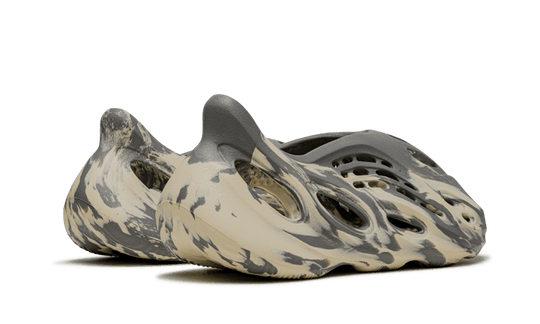 yeezy-foam-rnnr-mxt-moon-gray-sneakee-store