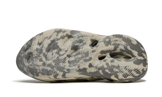yeezy-foam-rnnr-mxt-moon-gray-sneakee-store