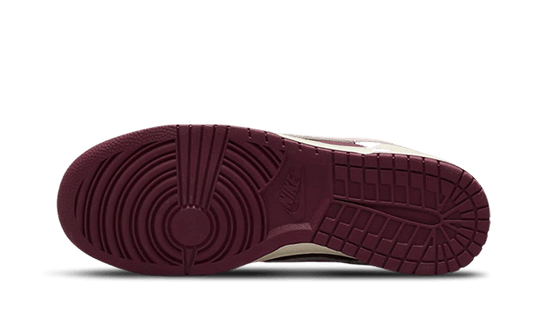 dunk-low-retro-prm-valentines-day-2023-sneakee-store