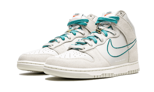 dunk-high-first-use-light-bone-green-noise-sneakee-store