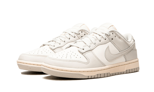 dunk-low-light-bone-sneakee-store