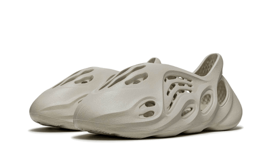 yeezy-foam-rnnr-sand-sneakee-store